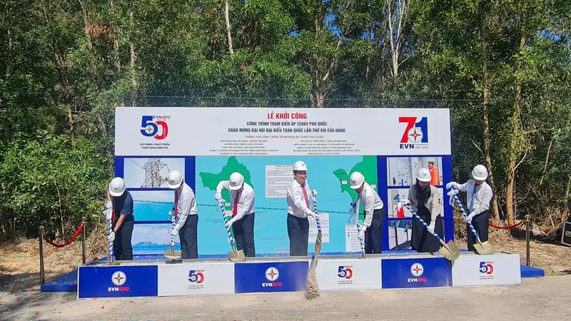 Các đại biểu thực hiện nghi thức khởi công
