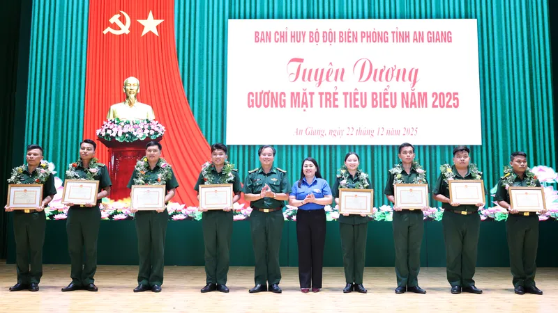 Lãnh đạo Ban Chỉ huy BĐBP, Tỉnh đoàn An Giang tặng hoa và Giấy khen cho các gương mặt trẻ tiêu biểu BĐBP tỉnh An Giang