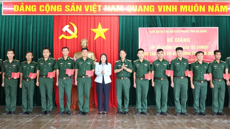 Lãnh đạo Ban Chỉ huy Bộ đội Biên phòng tỉnh An Giang và Trung tâm Ngoại ngữ - Tin học Victory trao chứng chỉ tiếng Khmer cho các học viên