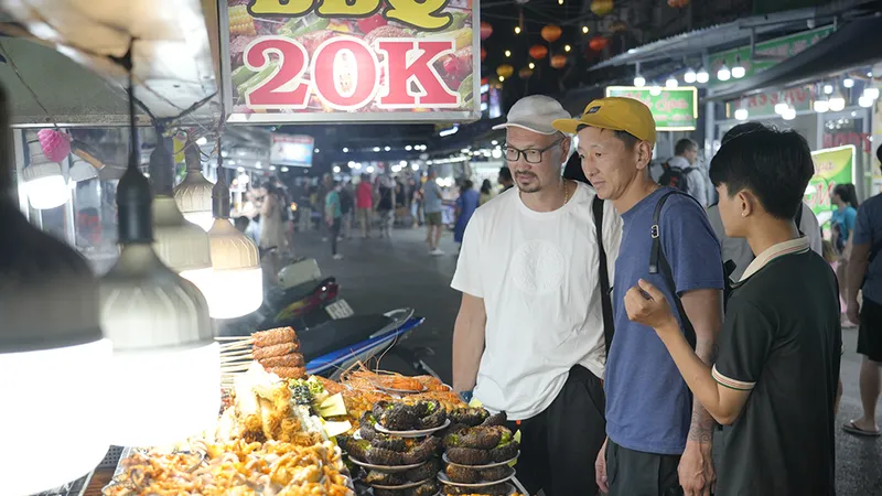 Du khách thưởng thức các món ăn ở đặc khu Phú Quốc