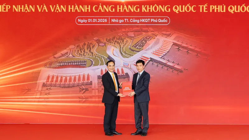 Đại diện Công ty cổ phần Cảng hàng không Mặt Trời nhận giấy phép kinh doanh cảng hàng không từ Thứ trưởng Bộ Xây dựng Lê Anh Tuấn (phải)