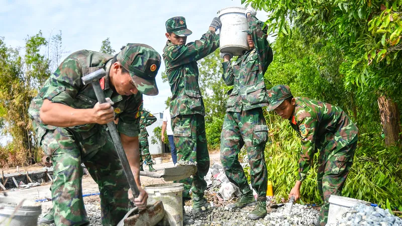  An Giang: Trung đoàn 893 giúp dân xây cầu, dựng nhà