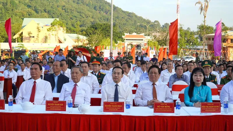 Các đại biểu tham dự lễ dâng hương
