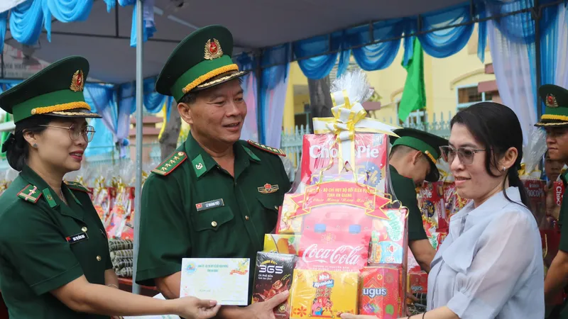 Chương trình “Xuân biên phòng ấm lòng dân bản” nhằm chăm lo cho gia đình khó khăn ở khu vực biên giới