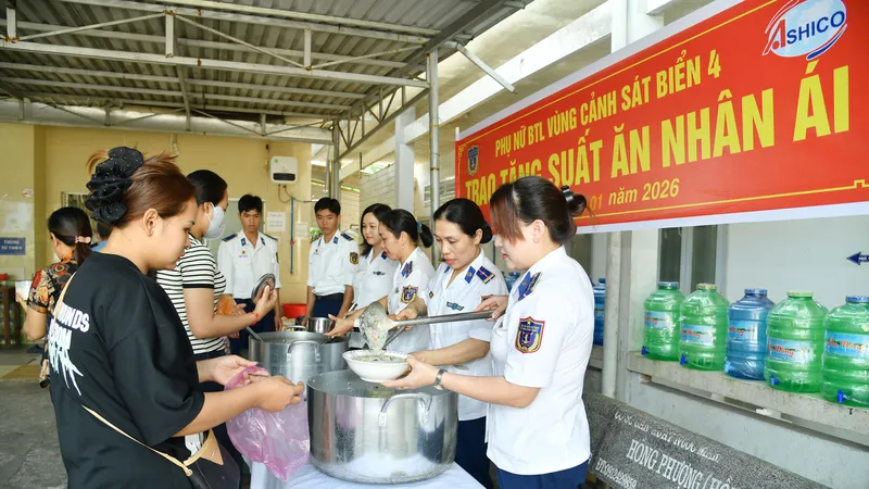 Vùng Cảnh sát biển 4 trao 600 suất cháo tình thương đến bệnh nhân nghèo