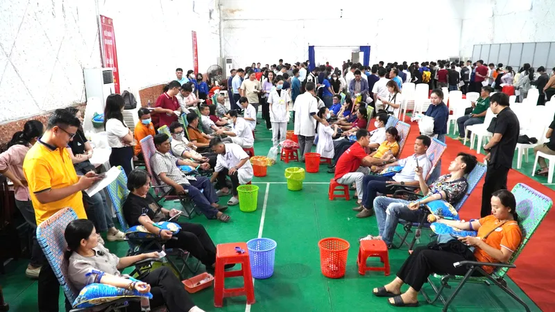 Cán bộ, công nhân viên chức, người lao động, đoàn viên, thanh niên, người dân tham gia hiến máu tình nguyện