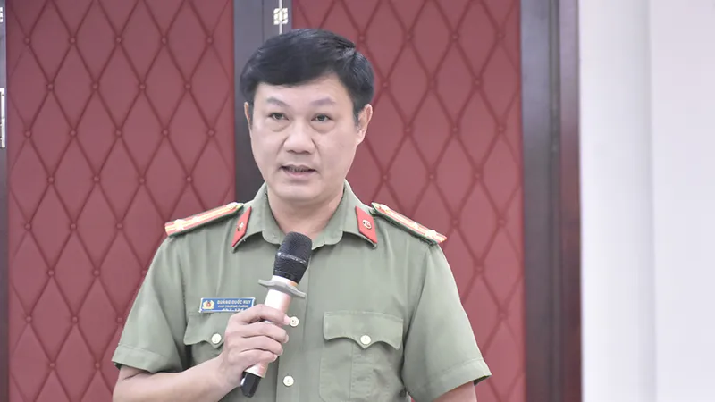 Thượng tá Quảng Quốc Huy, Phó trưởng Phòng Tham mưu Công an tỉnh An Giang thông tin tại cuộc họp báo