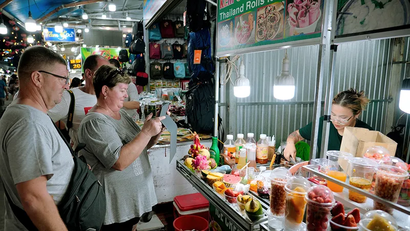Du khách trải nghiệm ẩm thực ở chợ đêm Phú Quốc