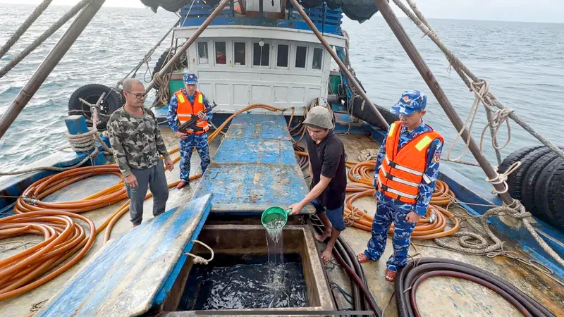 Lực lượng chức năng Bộ Tư lệnh Vùng Cảnh sát biển 4 kiểm tra hàng hóa trên tàu cá TG 92232 TS