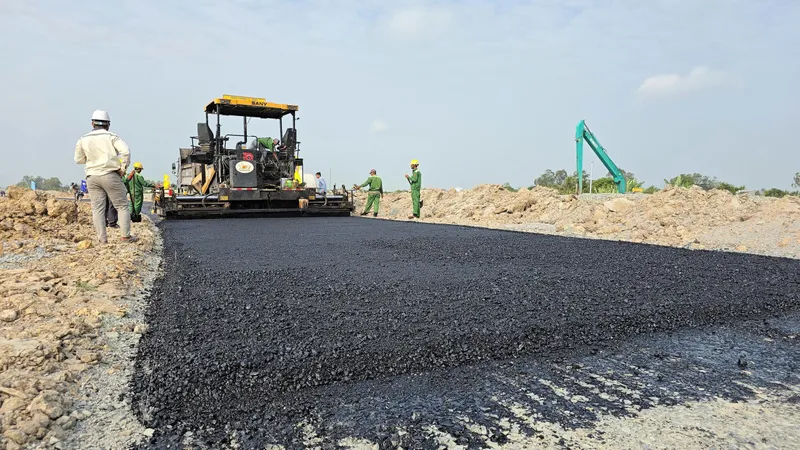 Công nhân đổ bê tông nhựa tại đường nhánh vào cao tốc Châu Đốc - Cần Thơ - Sóc Trăng