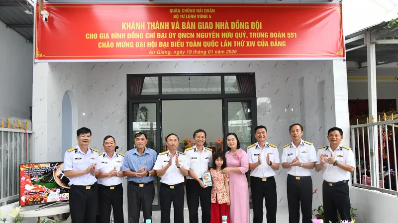Thủ trưởng Bộ Tư lệnh Vùng 5 Hải quân tặng quà gia đình Đại úy Phạm Hữu Quý