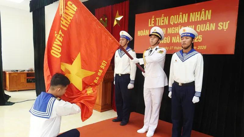 Quân nhân hoàn thành nghĩa vụ quân sự thuộc Trung đoàn 551 thực hiện nghi thức hôn Quân kỳ
