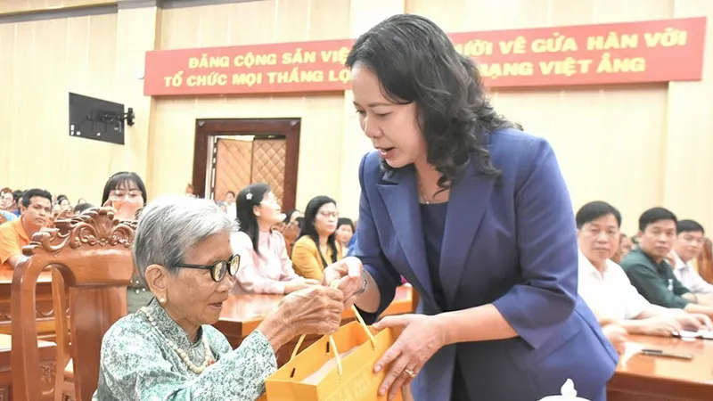 Phó Chủ tịch nước Võ Thị Ánh Xuân tặng quà Mẹ Việt Nam Anh hùng Trần Thị Thi