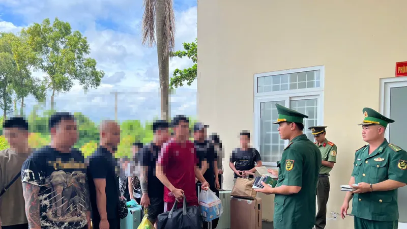 Lực lượng biên phòng tỉnh An Giang tiếp nhận các công dân Việt Nam từ phía Campuchia