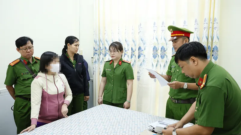 Lực lượng chức năng thi hành lệnh bắt tạm giam đối với bị can Nguyễn Thị Cẩm Chi