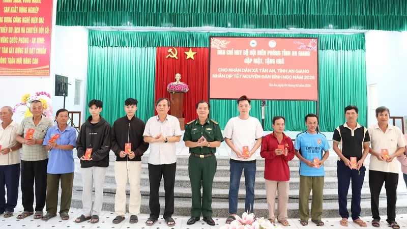 Đại tá Lê Hoàng Việt, Phó Chính ủy Ban Chỉ huy Bộ đội Biên phòng tỉnh An Giang và lãnh đạo địa phương trao quà cho bà con xã Tân An
