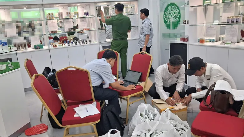 Lực lượng chức năng kiểm tra cơ sở kinh doanh hàng lậu