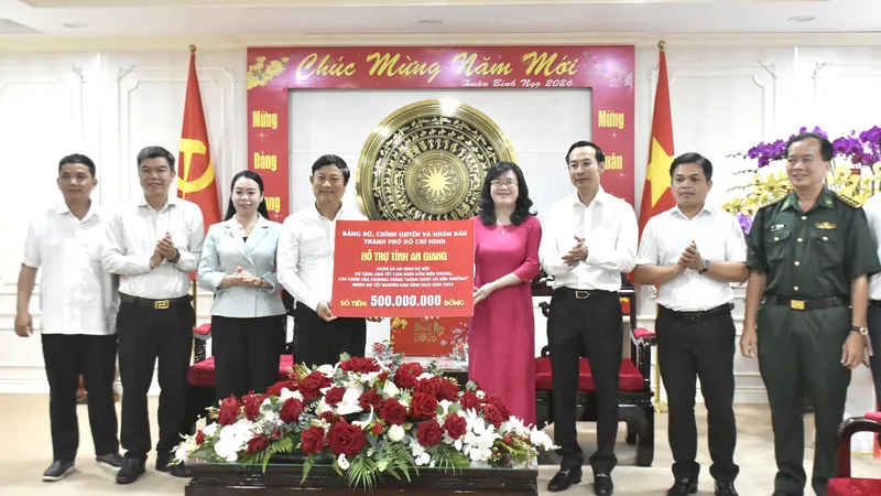 Đồng chí Võ Văn Minh trao bảng tượng trưng kinh phí hỗ trợ 500 triệu đồng đến tỉnh An Giang
