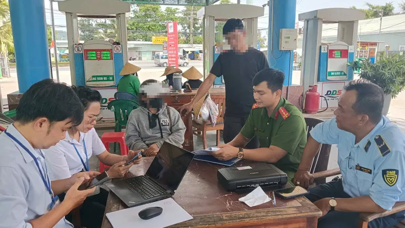 Lực lượng chức năng làm việc với chủ doanh nghiệp xăng dầu T.H. Ảnh: CTV