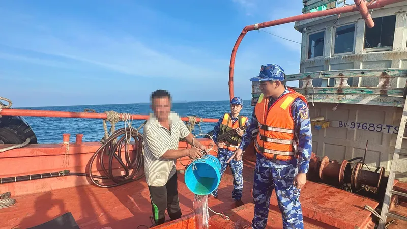 Lực lượng chức năng kiểm tra hàng hóa vi phạm trên tàu BV 98768 TS