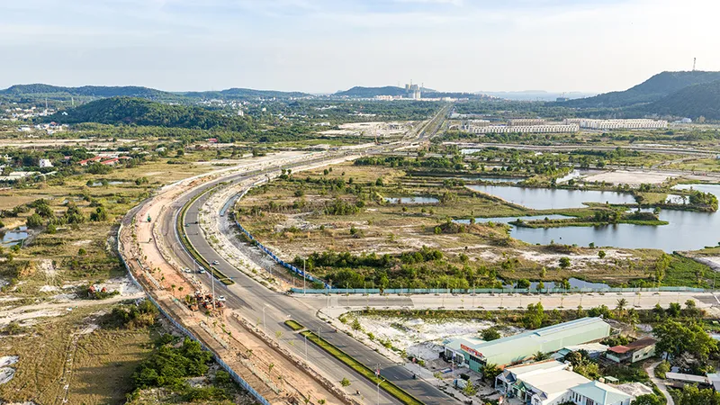 Tuyến đường ĐT 975 đóng vai trò là cửa ngõ giao thông chính của đặc khu Phú Quốc