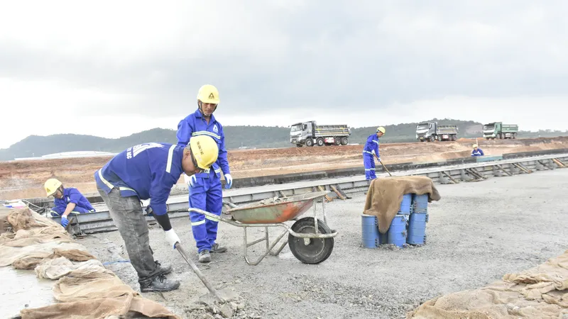 Công nhân thi công tại dự án mở rộng Cảng hàng không quốc tế Phú Quốc