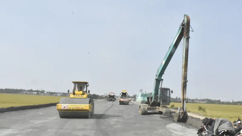 Máy móc, phương tiện thi công cao tốc Châu Đốc - Cần Thơ - Sóc Trăng, đoạn qua địa bàn An Giang