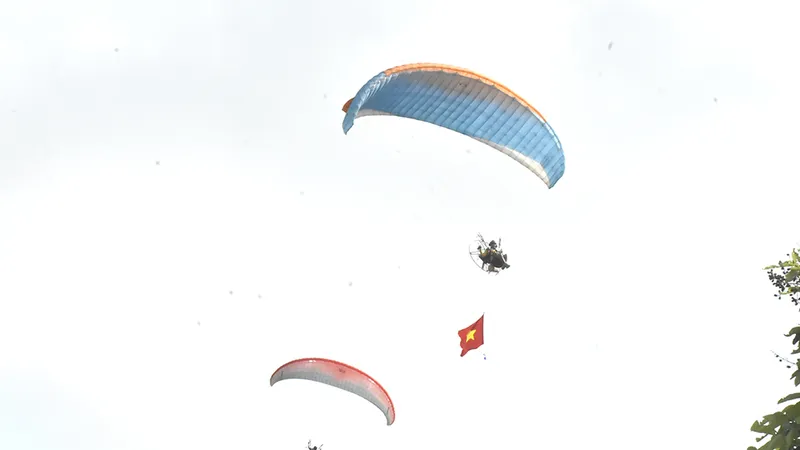 Mãn nhãn cuộc đua dù lượn ở vùng Bảy Núi, An Giang 