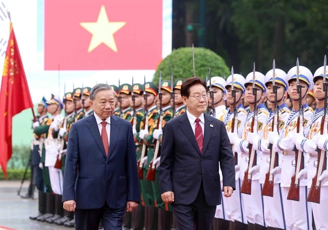 Party General Secretary hosts official welcome ceremony for RoK President