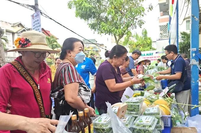 Dwellers flock to weekend clean veggie markets in HCMC