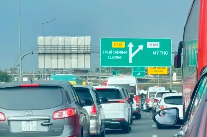 Holiday return surge triggers severe congestion on key routes into HCMC