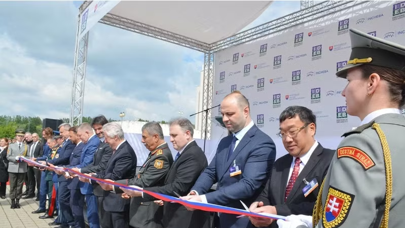 Vietnam attends international defence, security exhibition in Slovakia