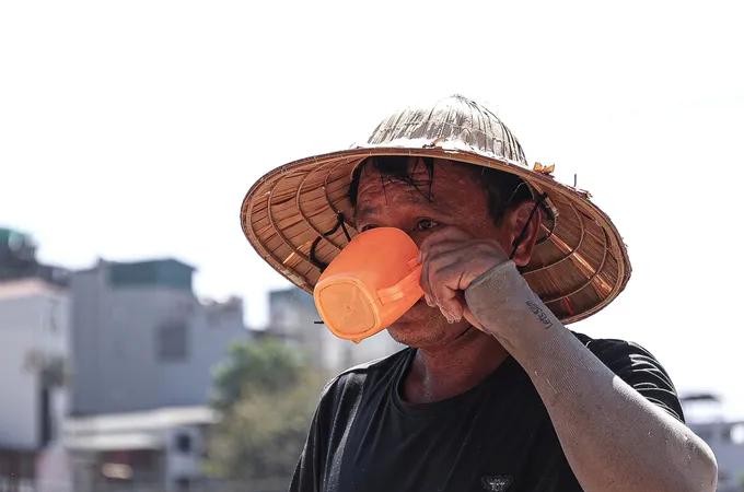 Northern Vietnam heatwave leaves outdoor workers struggling to make living