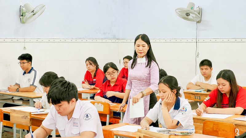 Debates erupt over literature exam as students finish graduation tests