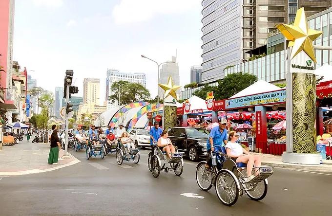 Foreign tourists embrace 'City never sleep' on Bui Vien Street