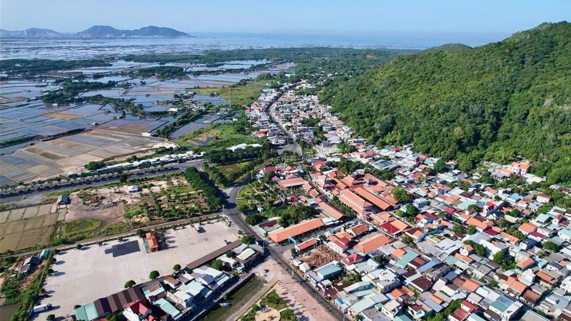 Long Son develops “Village in the City, City in the Village”