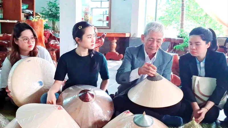 Unique 300-year-old Phu Gia horse hat weaving craft near Tay Son Citadel