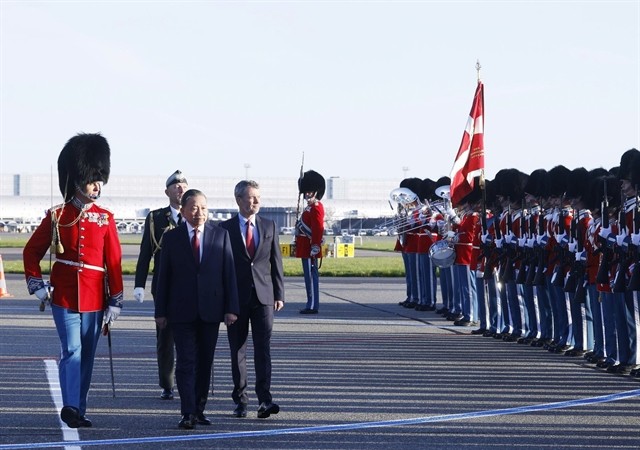 Top leader arrives in Copenhagen, beginning State visit to Denmark