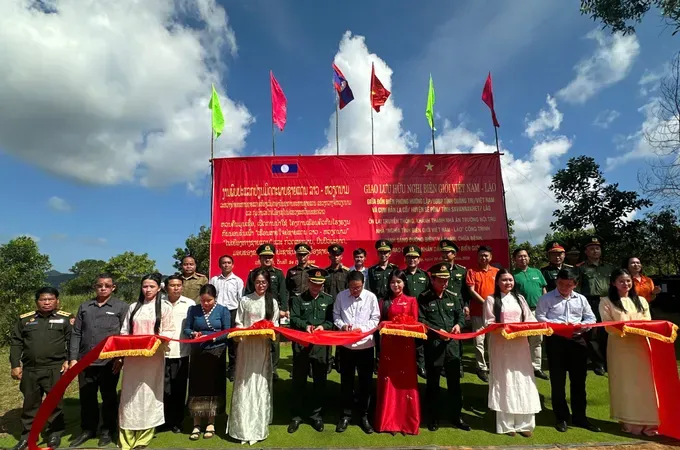 1,000 Vietnam-Laos border households receive medical care, gifts