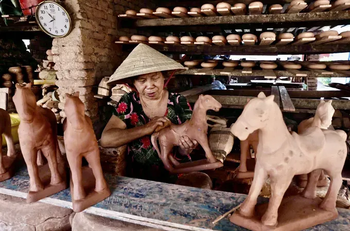 Thu Dau Mot’s handcrafted ceramic horse mascots enter Lunar New Year market