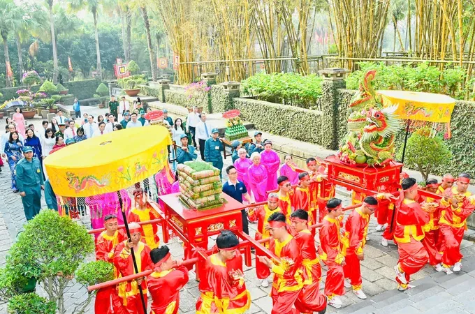 HCMC leaders offer banh tet to Hung Kings