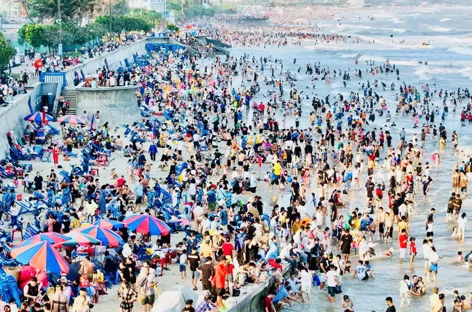 Tet holidaymakers flock to tourist spots in Ho Chi Minh City