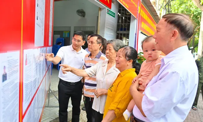 Residential areas in HCMC bustle with preparations ahead of election day