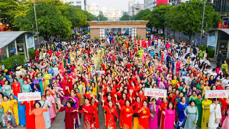 Over 58,000 people join Ao Dai mass dance, parade in HCMC