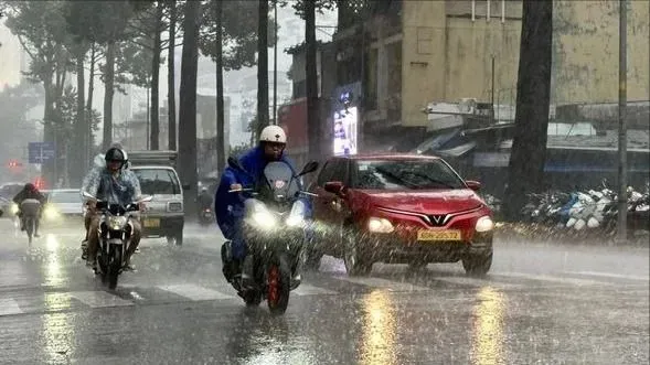 Unseasonal rains ease in South, humid conditions return in North