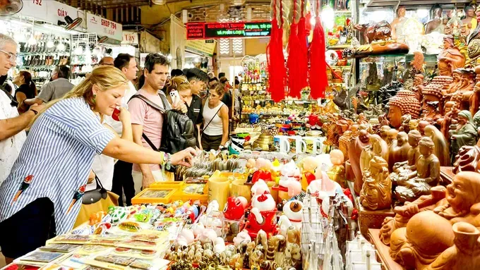 Authorities warn of travel scams targeting tourists during holiday season