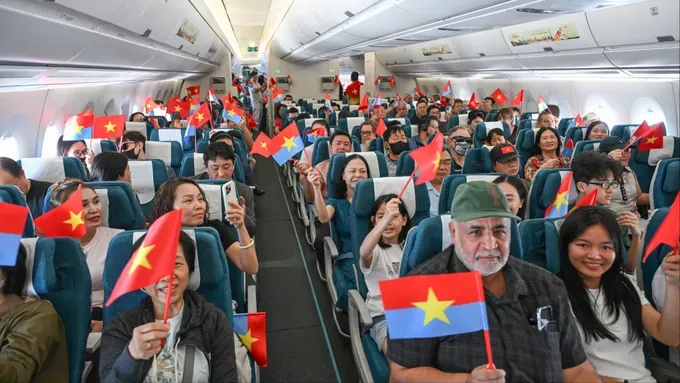 Vietnam Airlines marks Reunification Anniversary with special flight