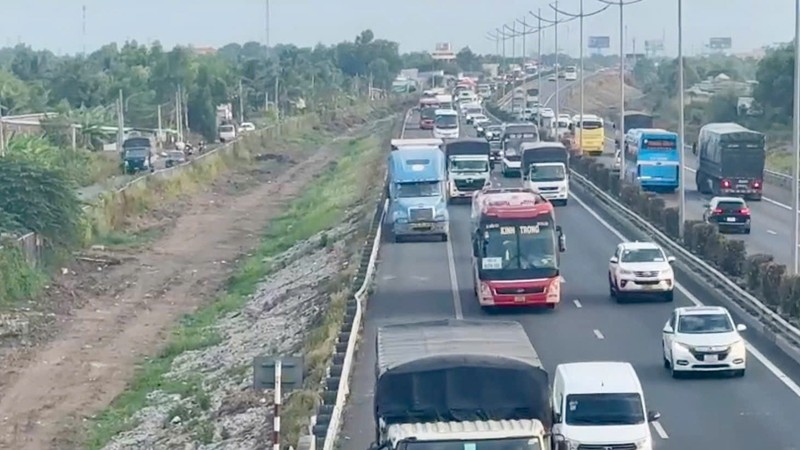 Traffic surges as holidaymakers return to cities