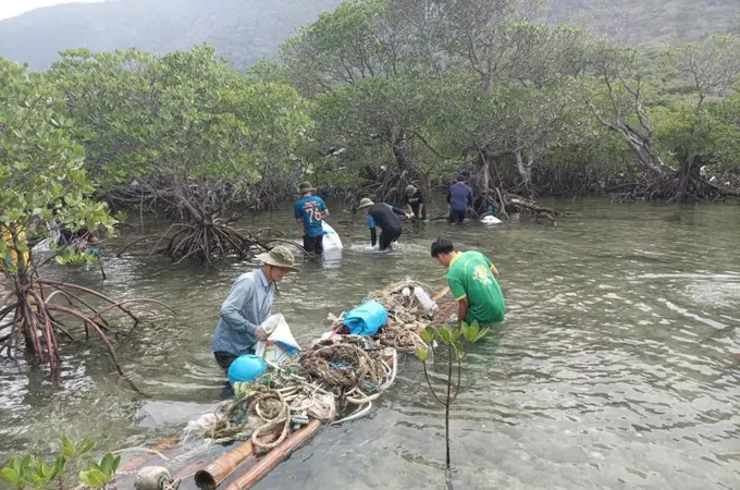 Tourists, locals work together toward plastic-free island