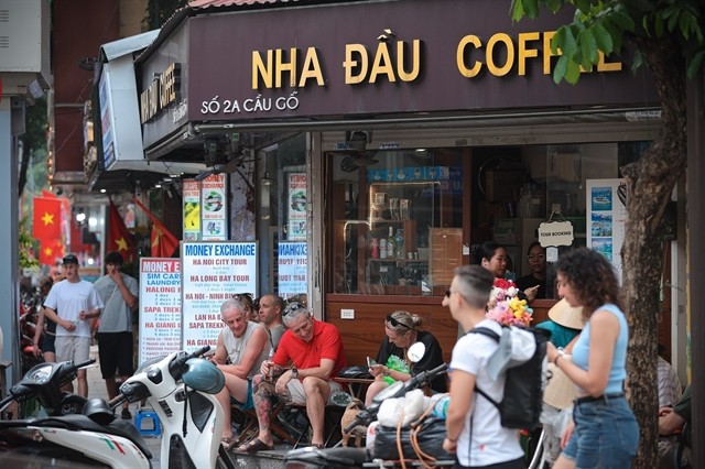 Cafe shops, restaurants playing music for customers to pay copyright fees 